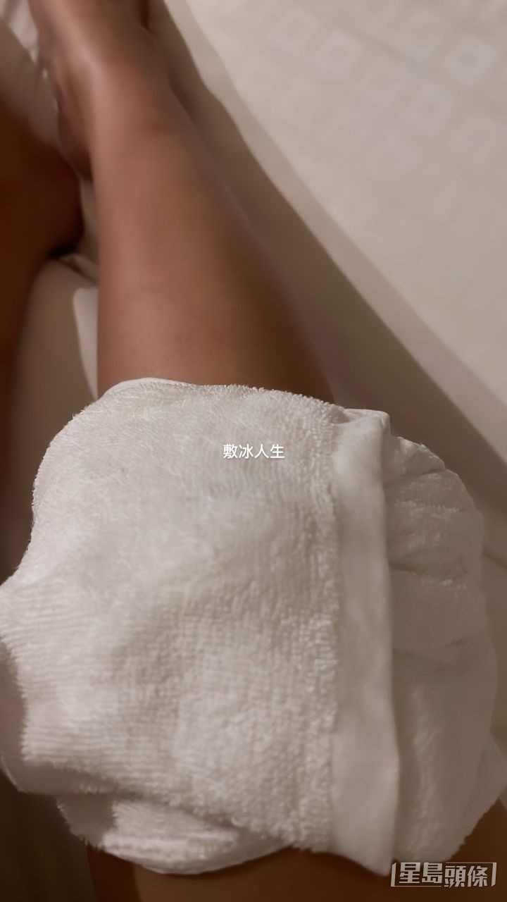 楊偲泳晒美腿。