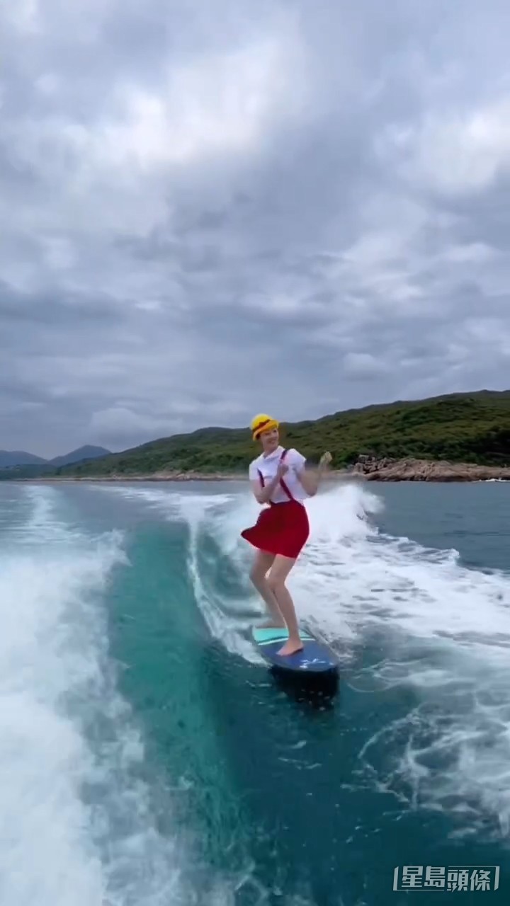 着上「小丸子」服飾滑水的謝芷倫，還在海上跳舞，核心肌肉超勁！