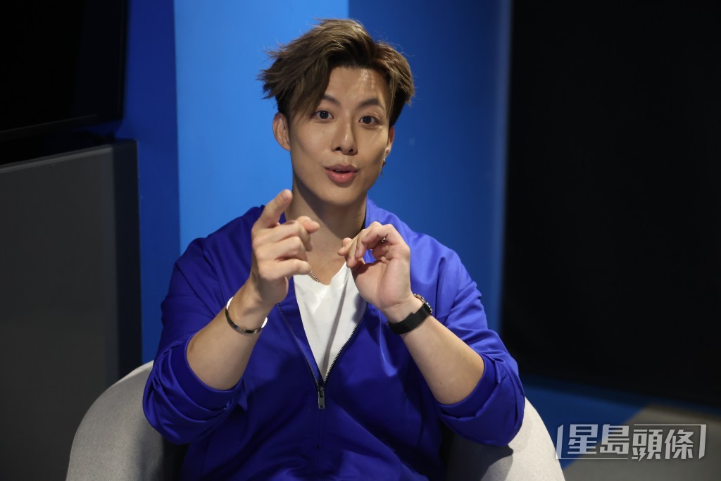 香香表情又多又得意，送个表情图集畀“孩籽”。