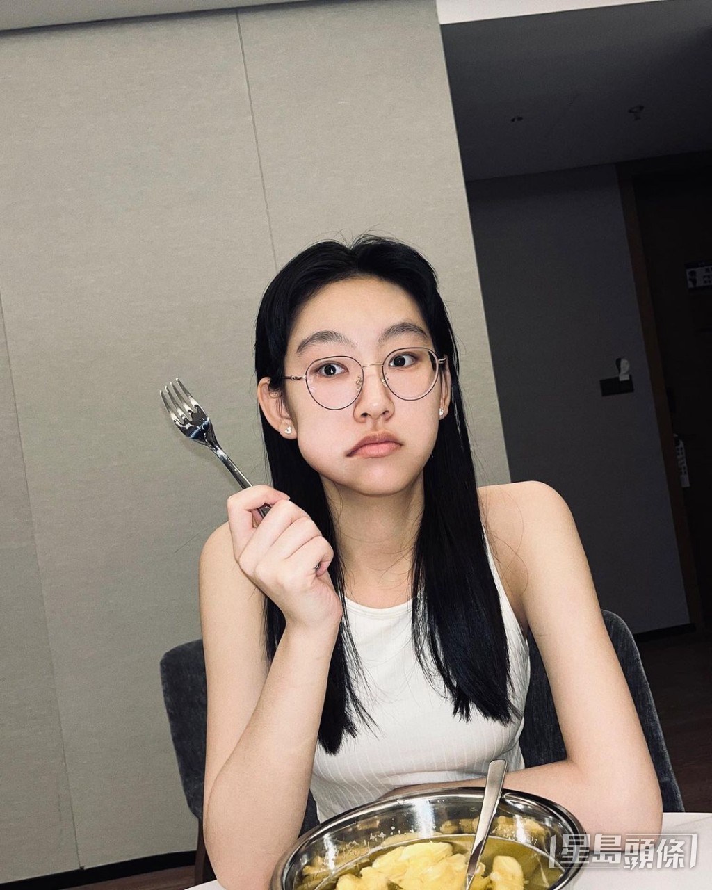 炎明熹不時於社交網晒素顏照。