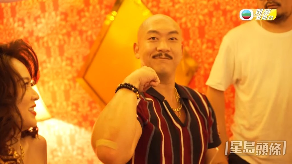 Man爆李嘉即使整伤仍笑容满面，继续拍摄，非常专业。
