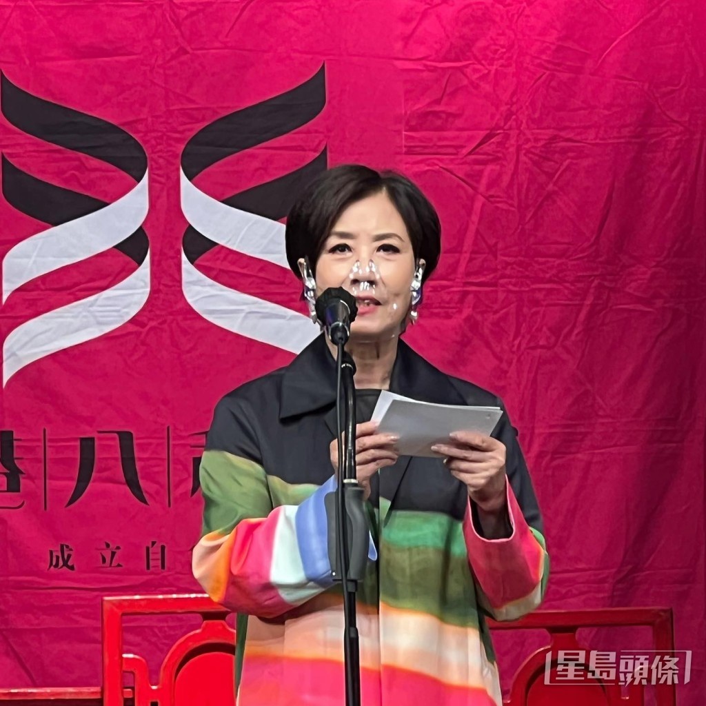 呢件阿姐成日着的七彩大褸，是Dries Van Noten出品。