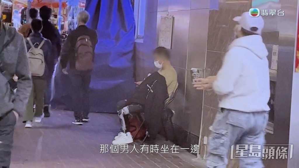 疑為同夥的男子，在佐敦一時坐一時伍，就是在附近行來行去。