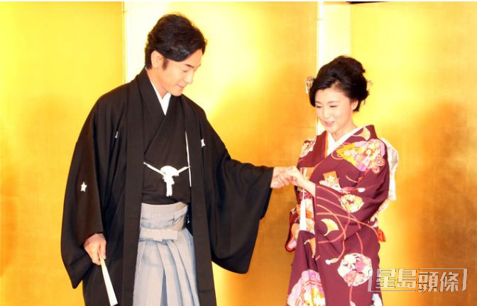 2016與歌舞伎男星老公片岡愛之助（左）補辦婚禮，並豪花5億日圓（約3,800萬港元）補擺喜酒，被指太高調。