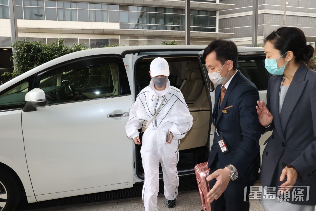 何超蓮落車後由數位機場人員及航空公司工作人員迎接入內。