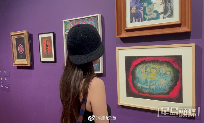 欣賞草間彌生展覽。