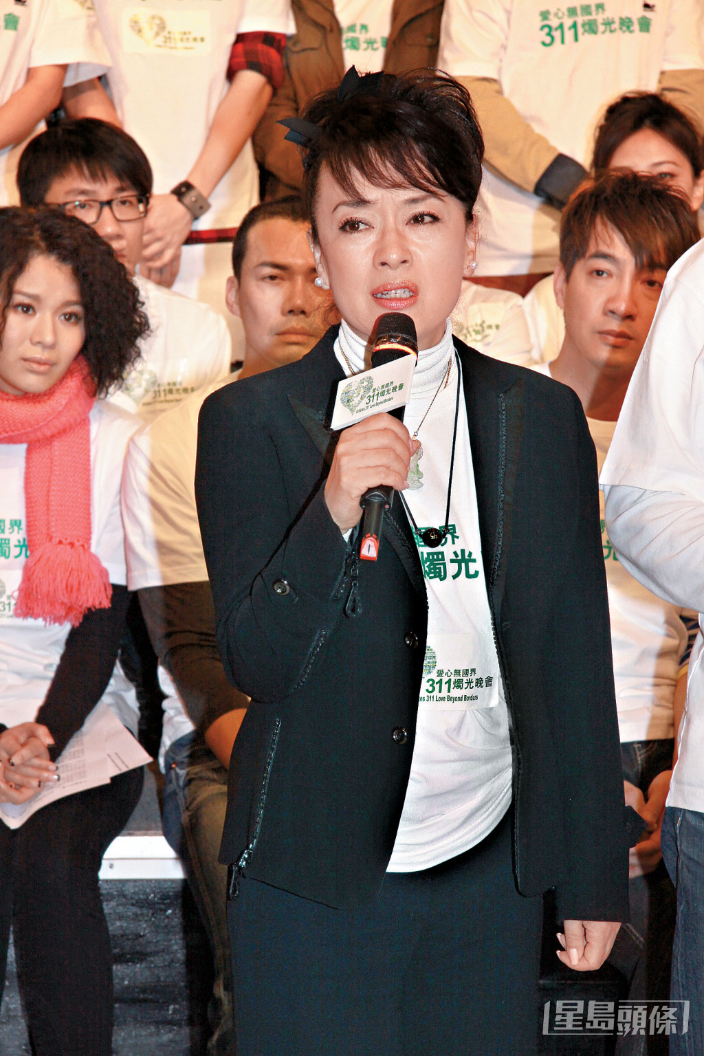 2011年出席香港演藝界藝人在維園舉行為日本賑災的《愛心無國界311燭光晚會》