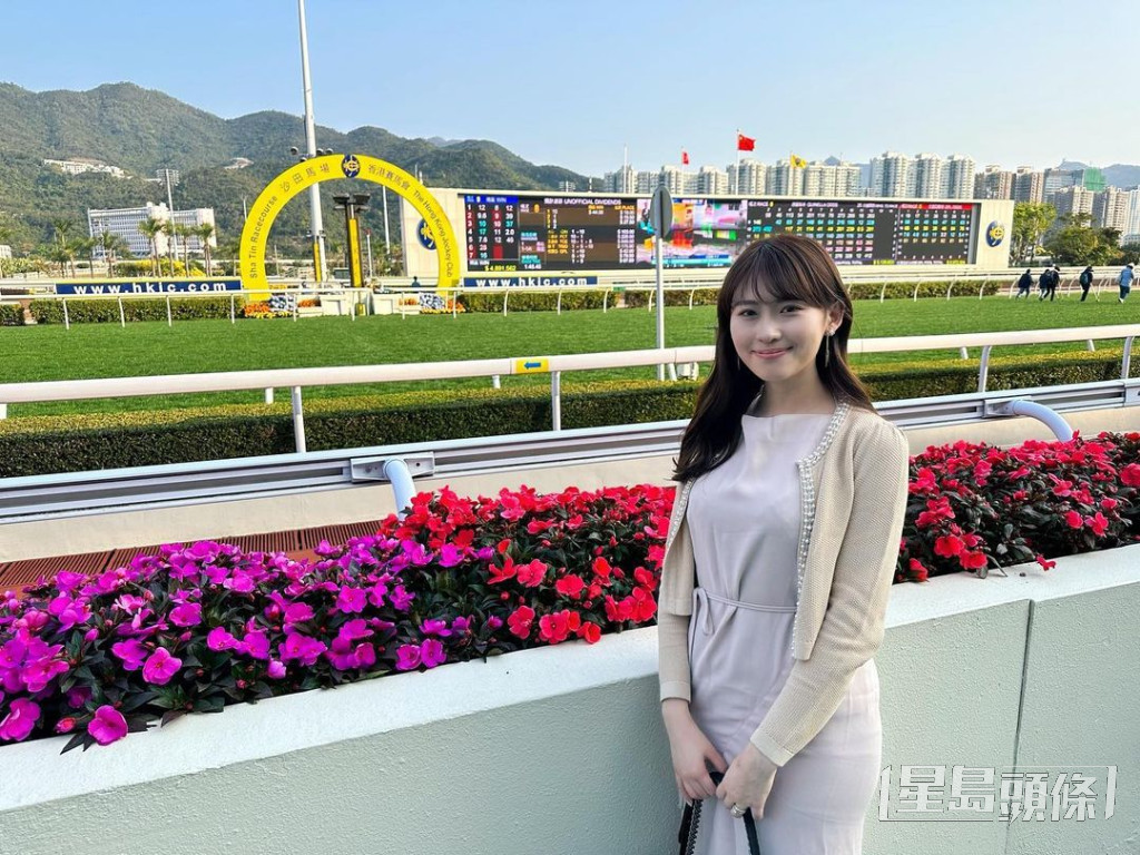 濱口愛子日前如願到訪沙田馬場，日系主播風格造型充滿氣質！