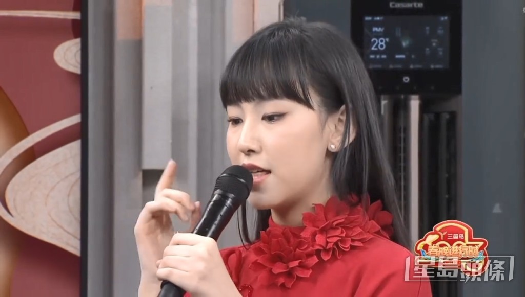 一放手就見到咪上充滿炎明熹的手汗。