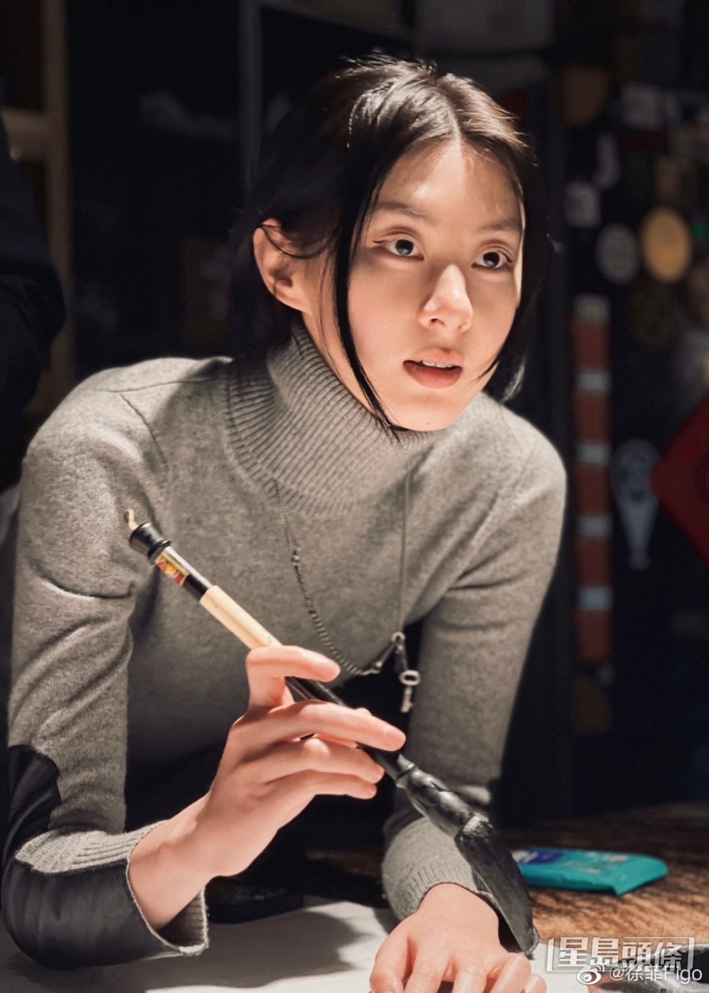 眼大鼻高,亮麗標緻。