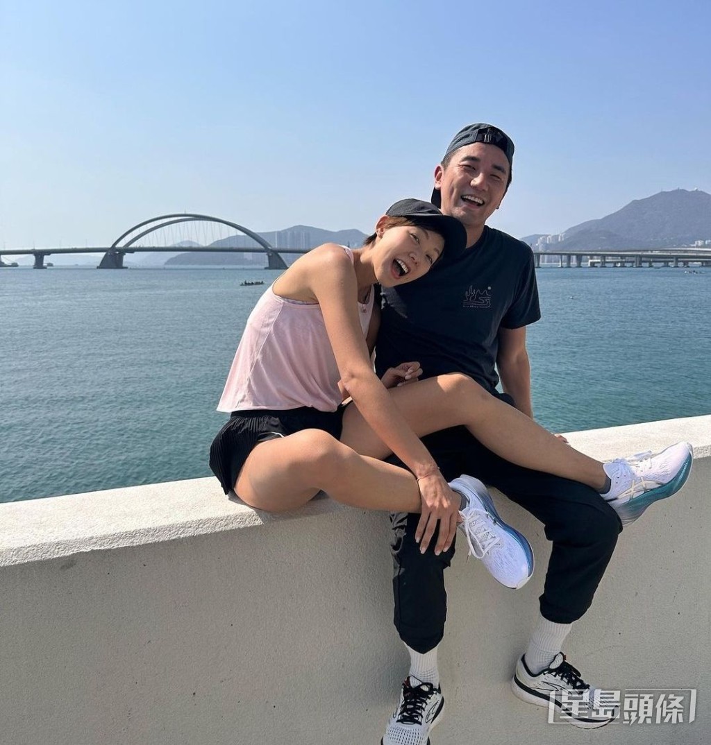 兩公婆不時孖住做運動。