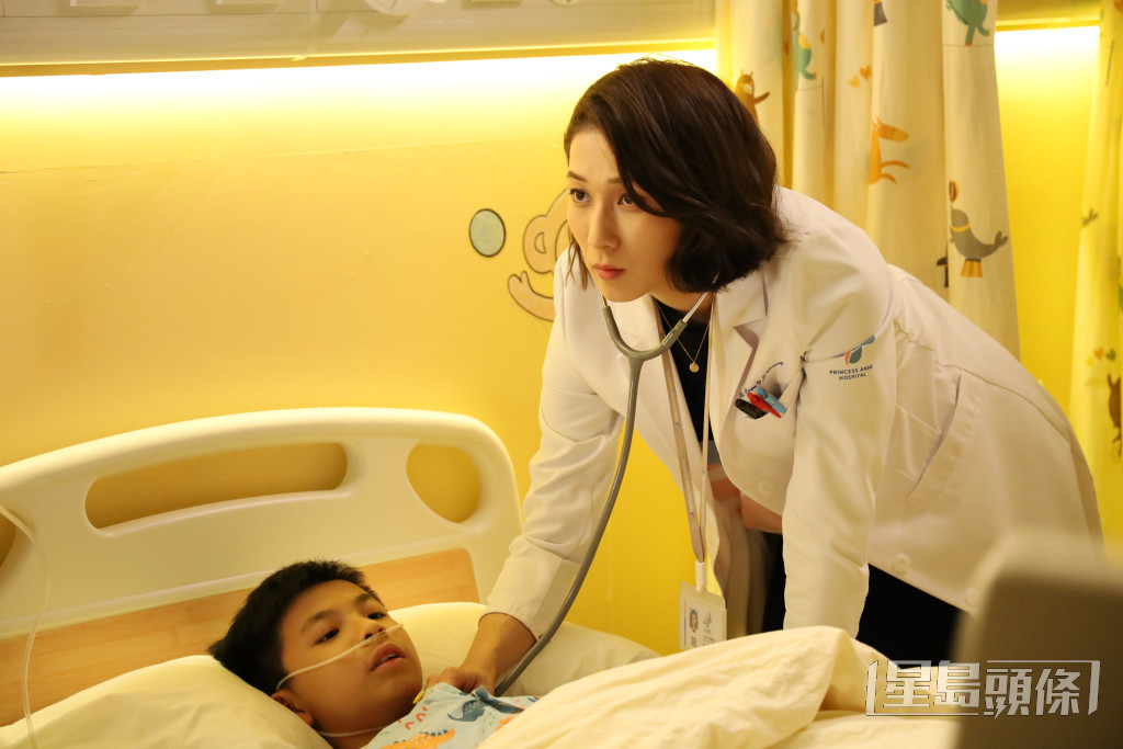 鍾嘉欣2021年復出拍無綫劇《星空下的仁醫》，飾演兒科醫生。