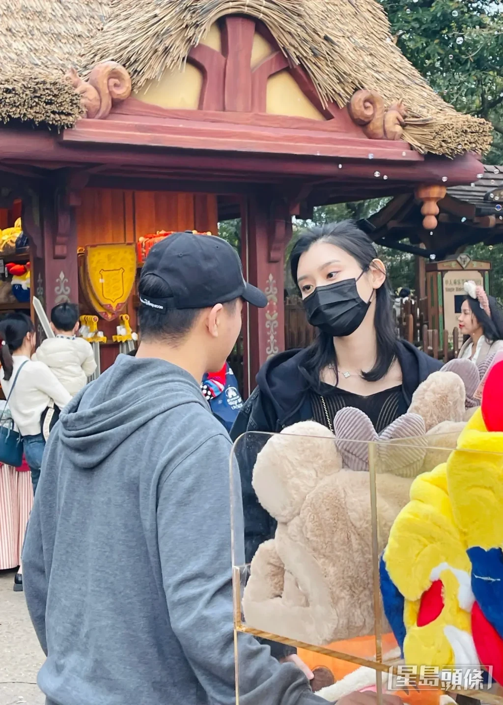 奚夢瑤仍戴上口罩。