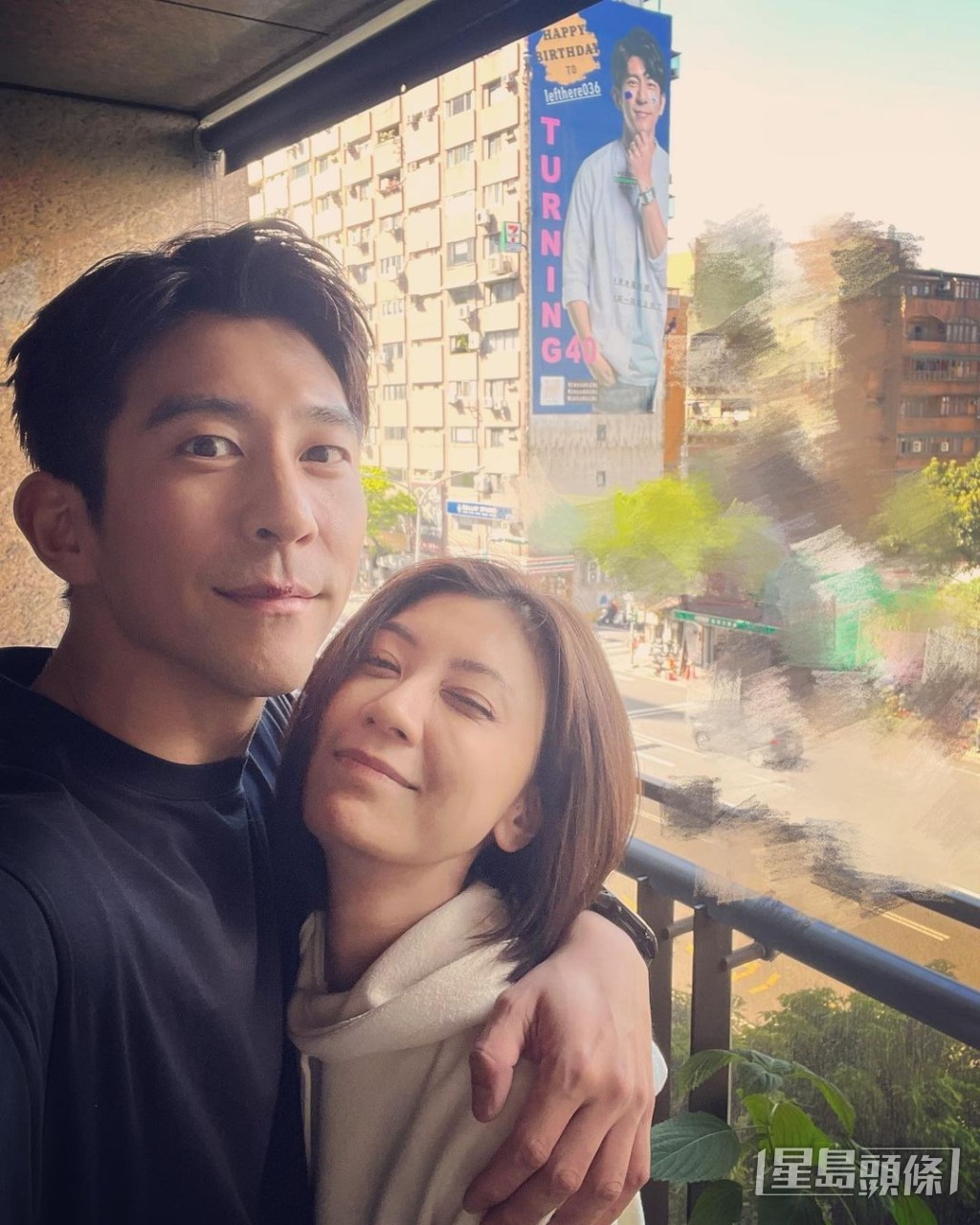 两公婆好恩爱。