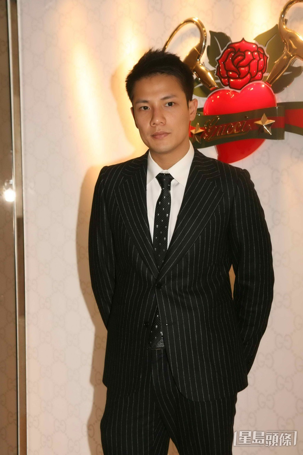 二人因此曾分手一年,分享上海及香港兩地,最後二人因互相思念決定排除萬難秘婚。