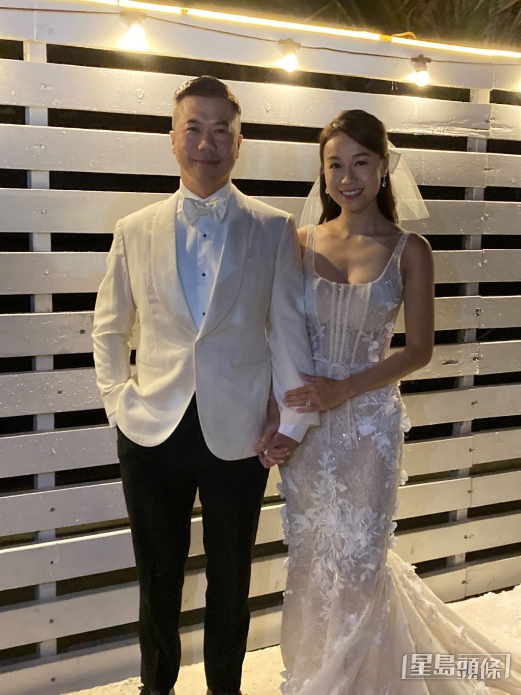 黄心颖穿上贴身鱼尾婚纱。 黄心颖穿上贴身鱼尾婚纱。
