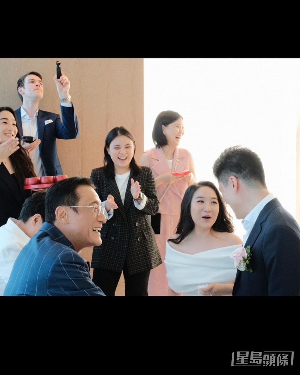 笑到見牙唔見眼,似乎好滿意呢個女婿!