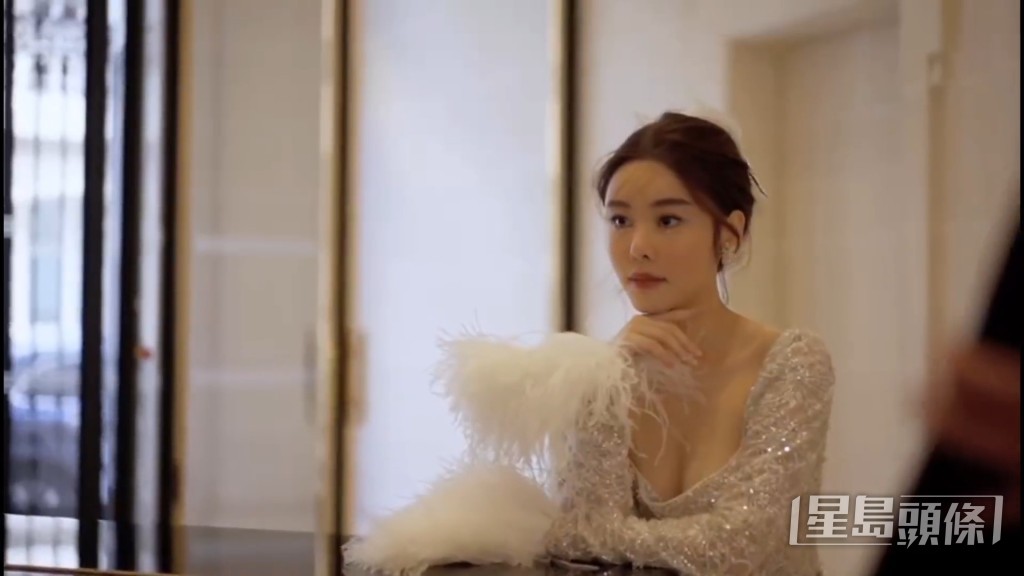 蔡天鳳專業地擺出多個Pose。