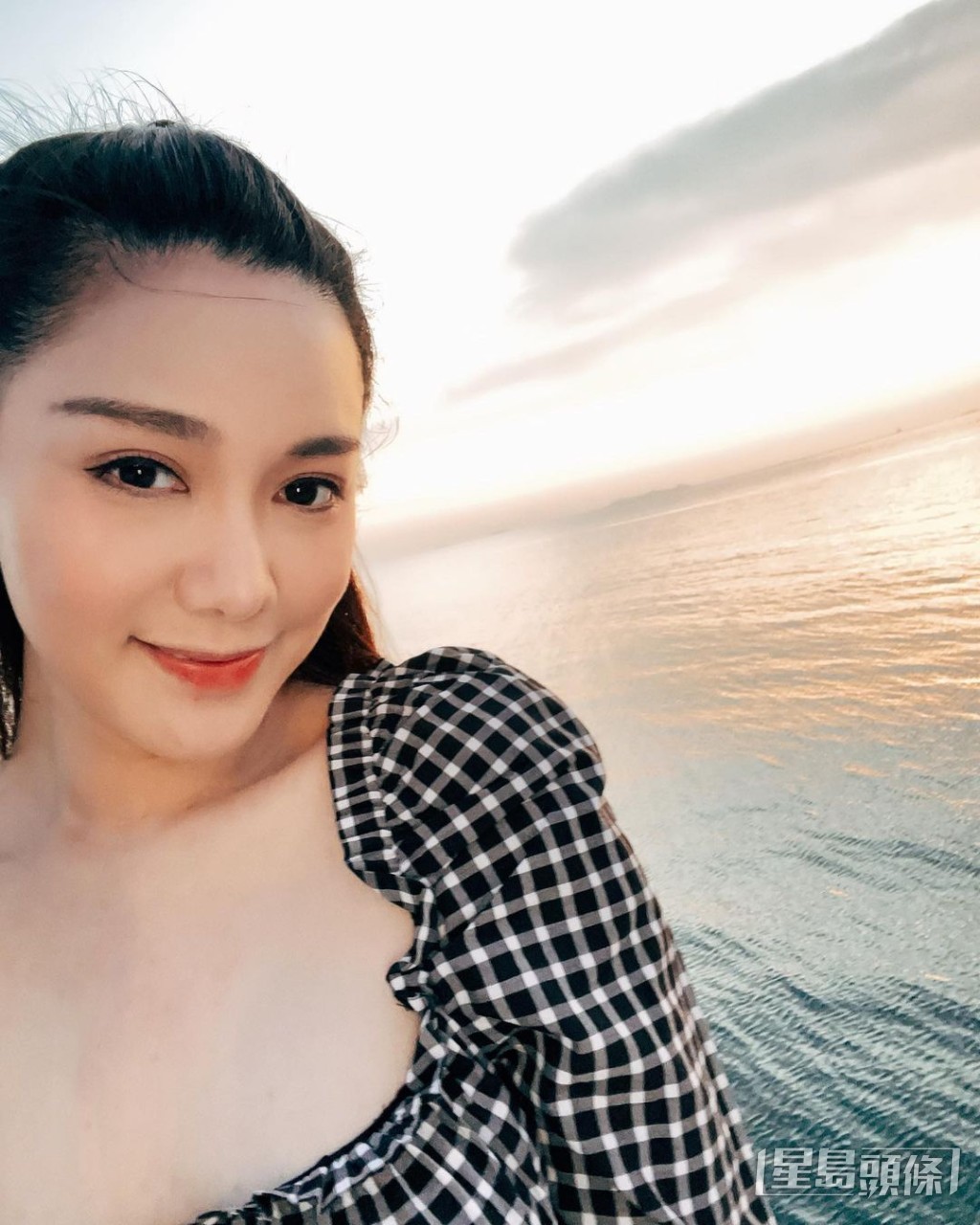 湯洛雯最新貼出日落Selfie。