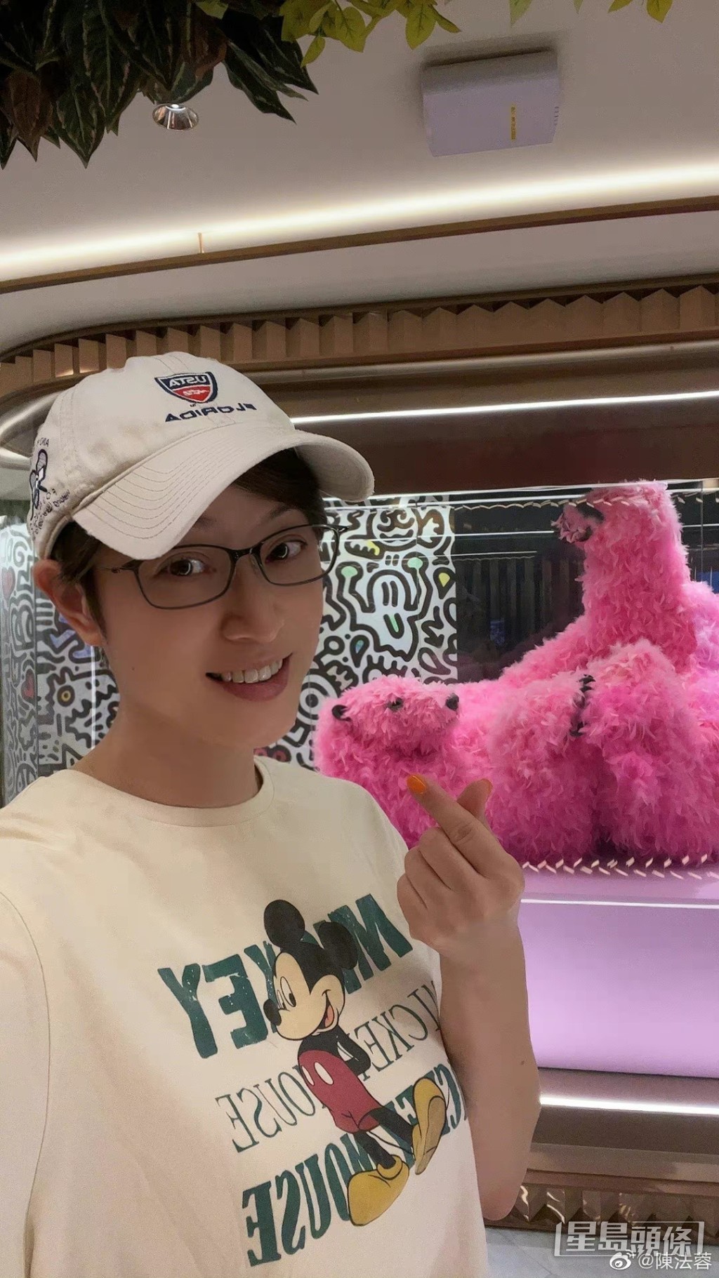 陳法蓉好鍾意影自拍。