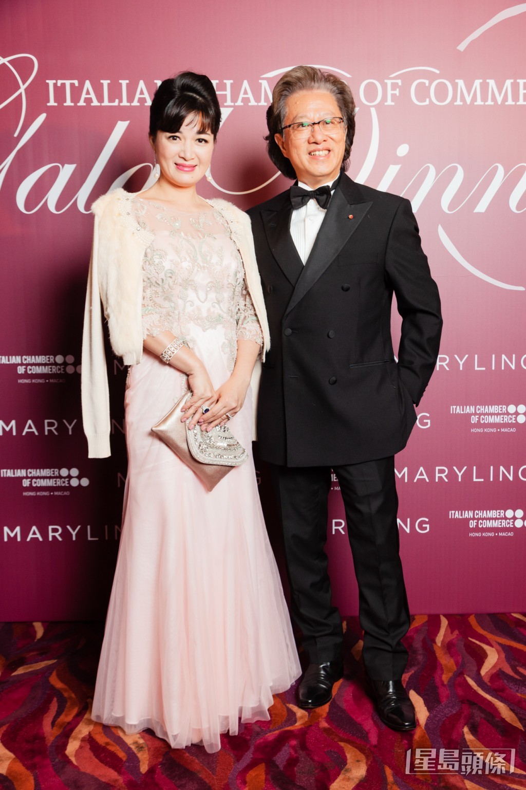 坎坷過後的陳少霞在2016年與現任8億富商老公李文輝結婚，有指李文輝在教會對陳少霞一見傾心。