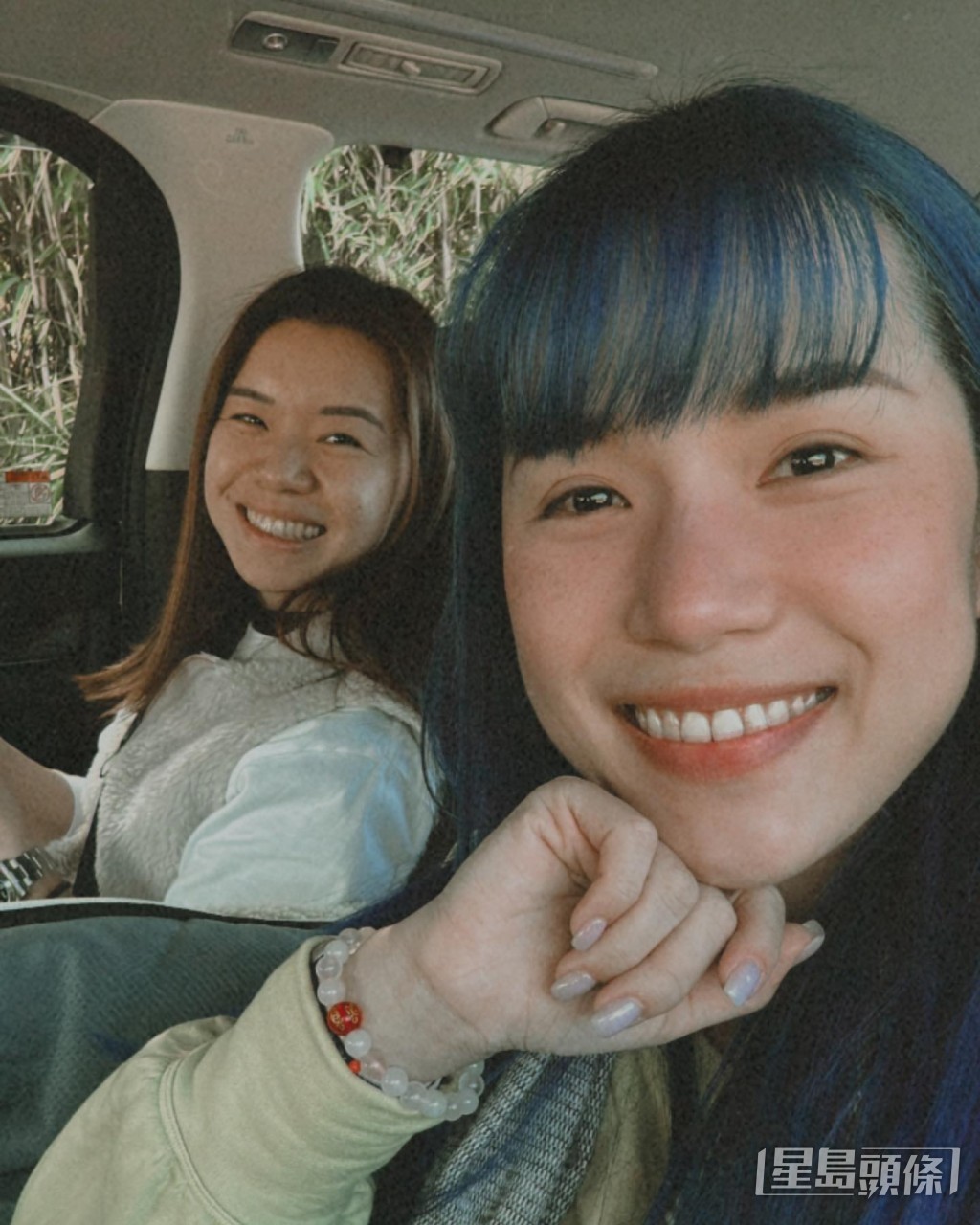 兩姊妹玩得好開心。