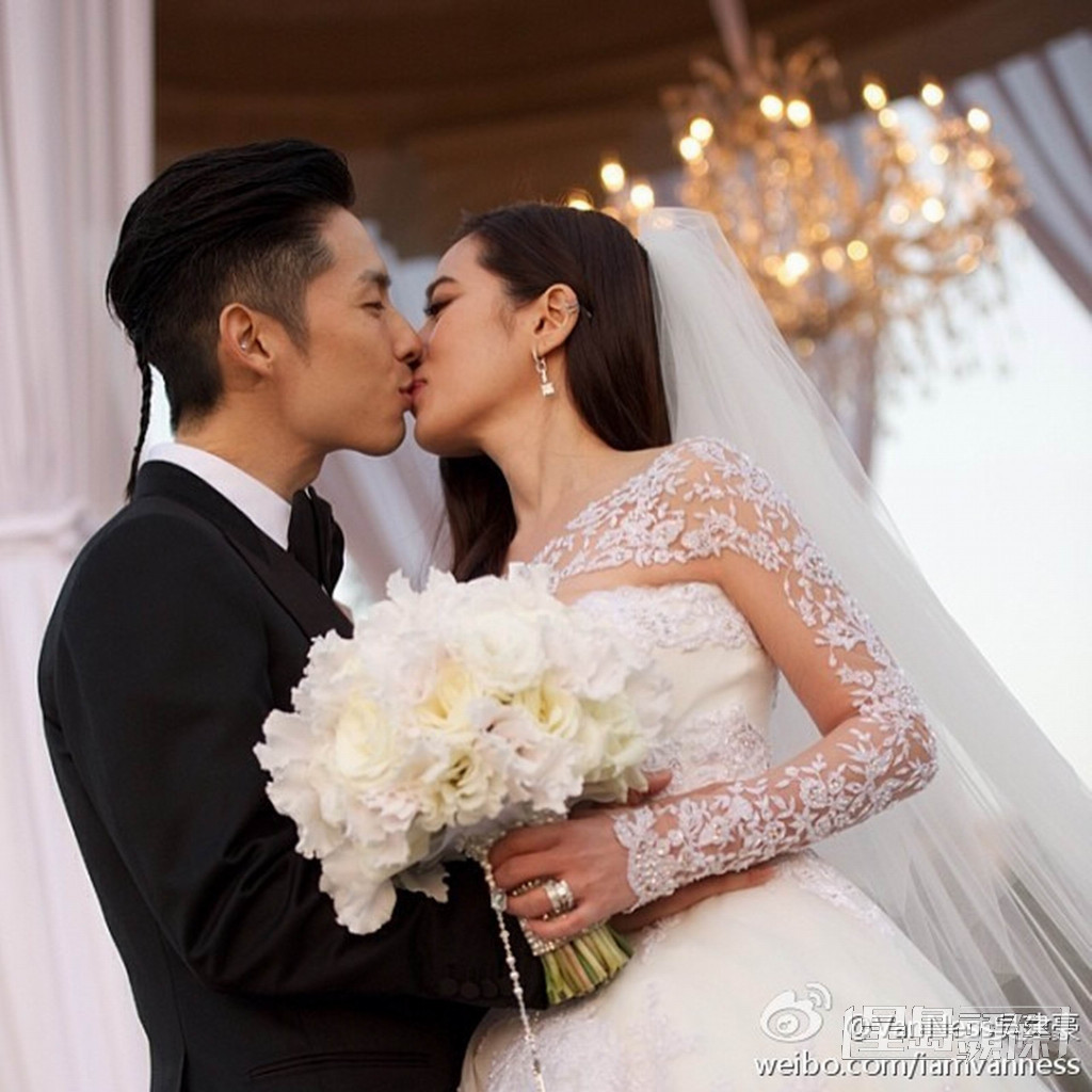 2013年與交往多年的新加坡富商千金石貞善結婚。