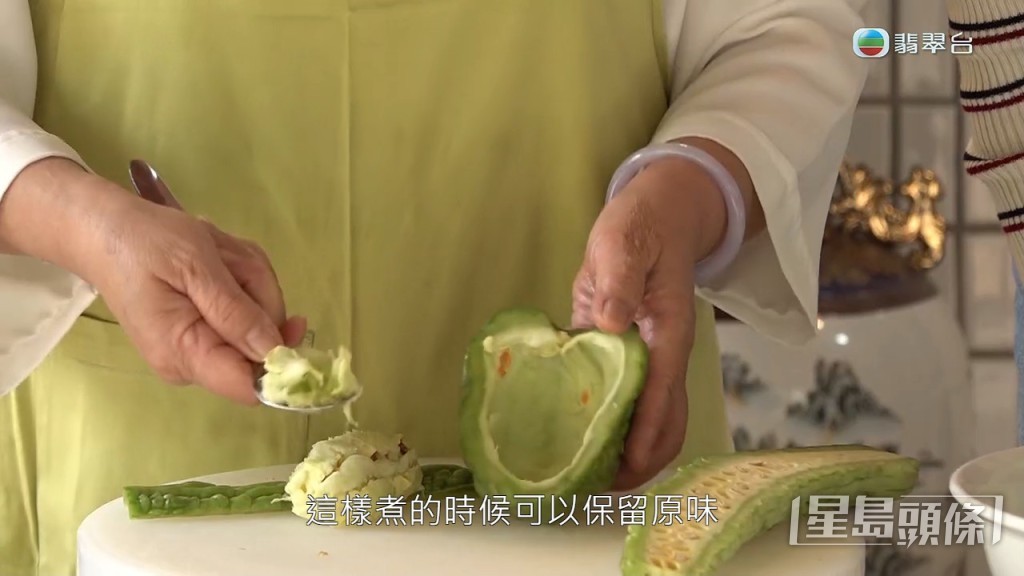原來涼瓜炒苦瓜關鍵在於對苦瓜兩種處理手法。