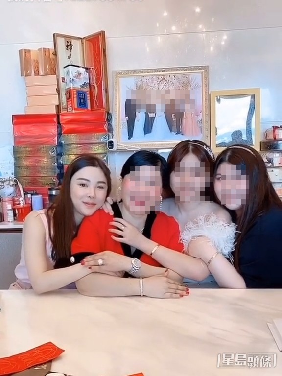 一家人的感情十分融洽。