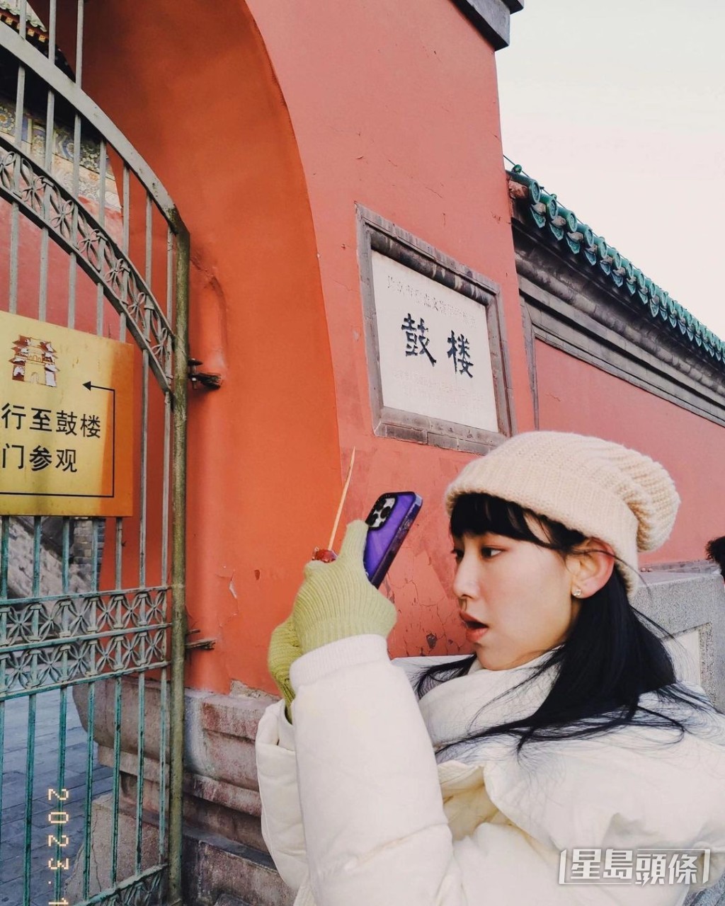炎明熹在北京吃冰糖葫蘆表情多多。
