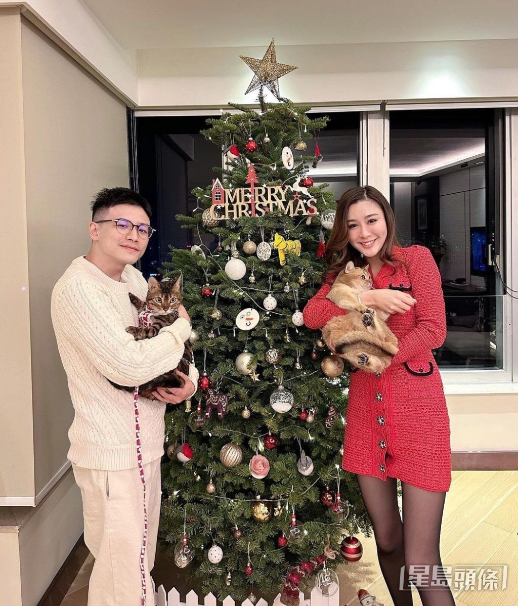 兩公婆喺山頂豪宅賀聖誕節。