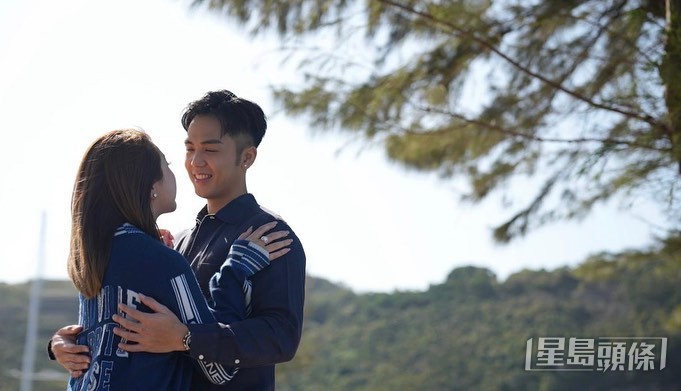 二人去年结婚。