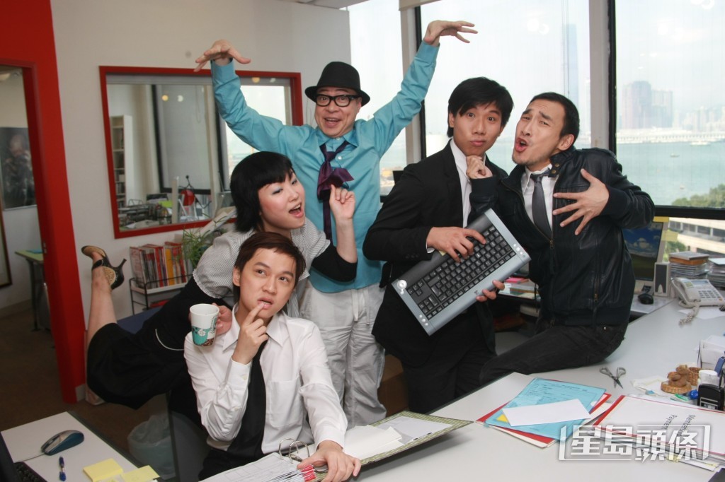 鄧智堅在劇場浸淫多年,2008年獲詹瑞文賞識加入劇團成為全職演員,曾演出《潮性辦公室》等舞台劇。