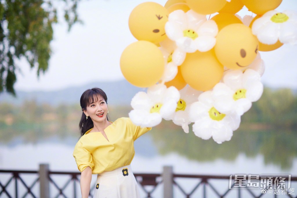 趙雅芝在微博貼玩氣球新相，67歲的她依然有少女味道。
