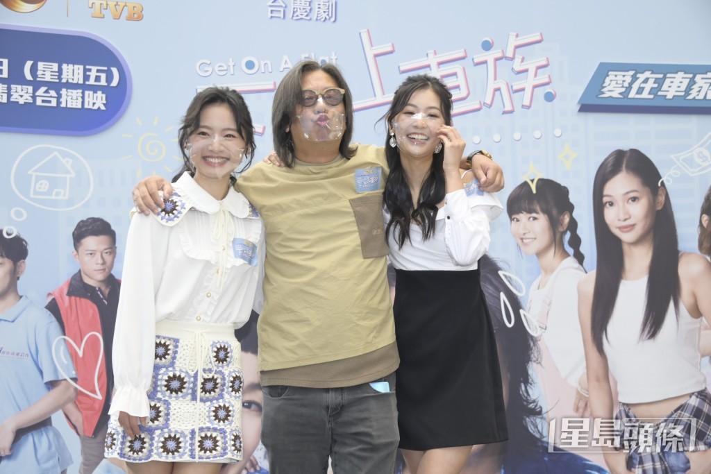 林敏驄左擁右抱。