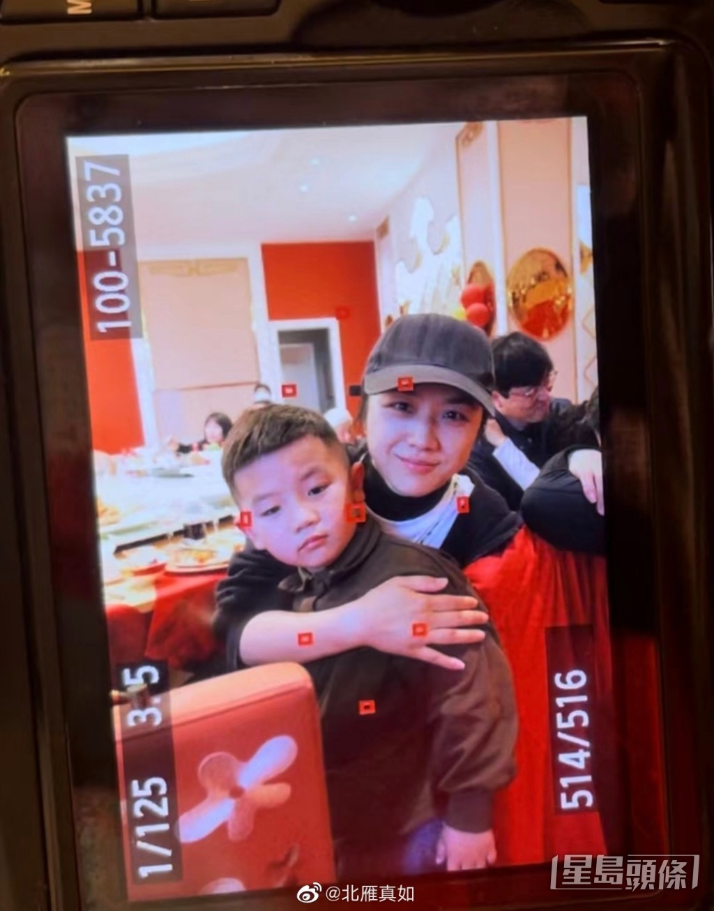 兩夫妻都有應親友要求集郵影相。
