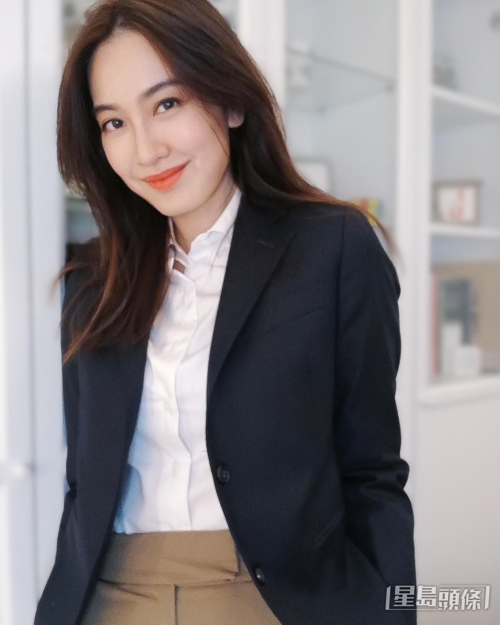 近年朱千雪返工轉行OL look，有另一番味道。
