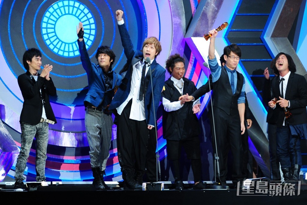 五月天2006年以《第二人生》於台灣金曲獎第4度奪下最佳樂團獎，當年五月天入圍7項最後橫掃6個獎項，成為當晚大贏家。