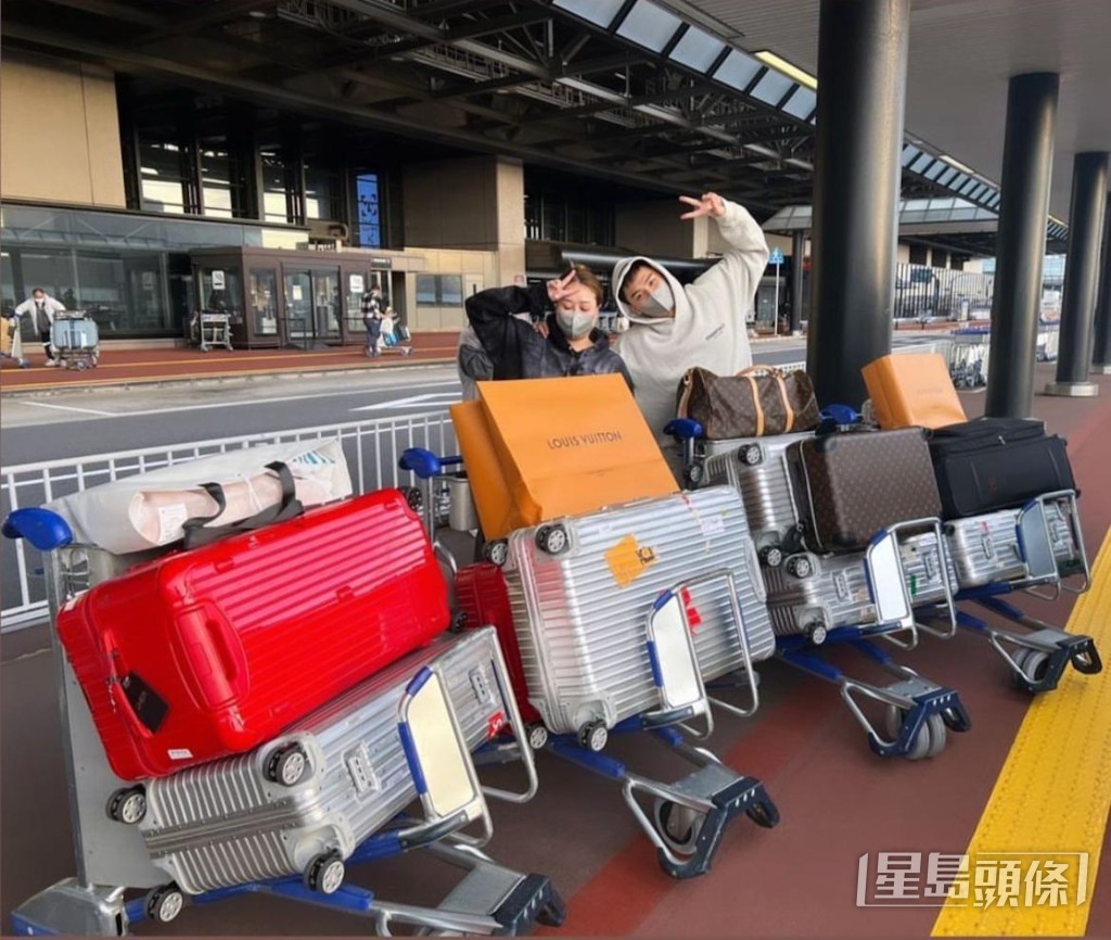 兩人去歐洲度蜜月,行李箱數量驚人又被網民狂寸。