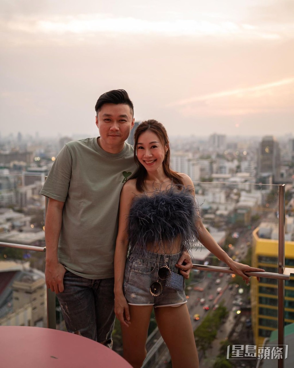 與老公同行，以戰鬥格打扮示人。