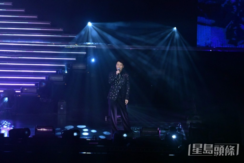這次黎明在選曲上全是其經典之作，他一出場便以一曲《今夜你會不會來》揭開序幕。