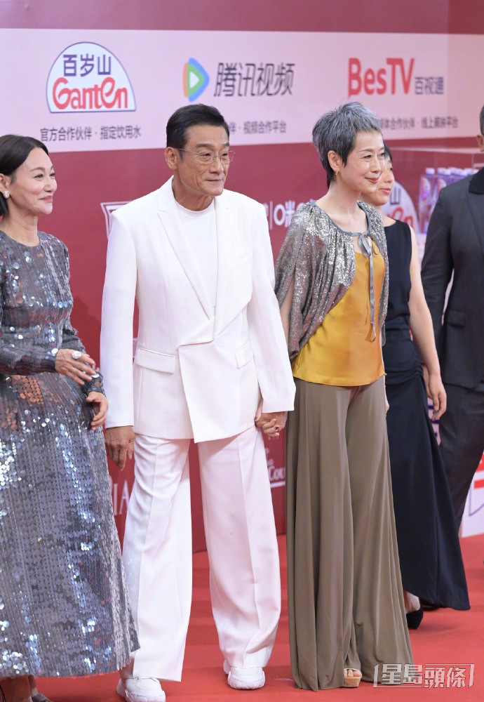（左起）惠英紅、梁家輝、葉童等代表電影《我愛你！》出席。