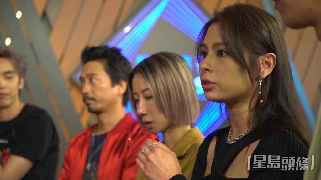 Gin Lee用心為學員揀歌。