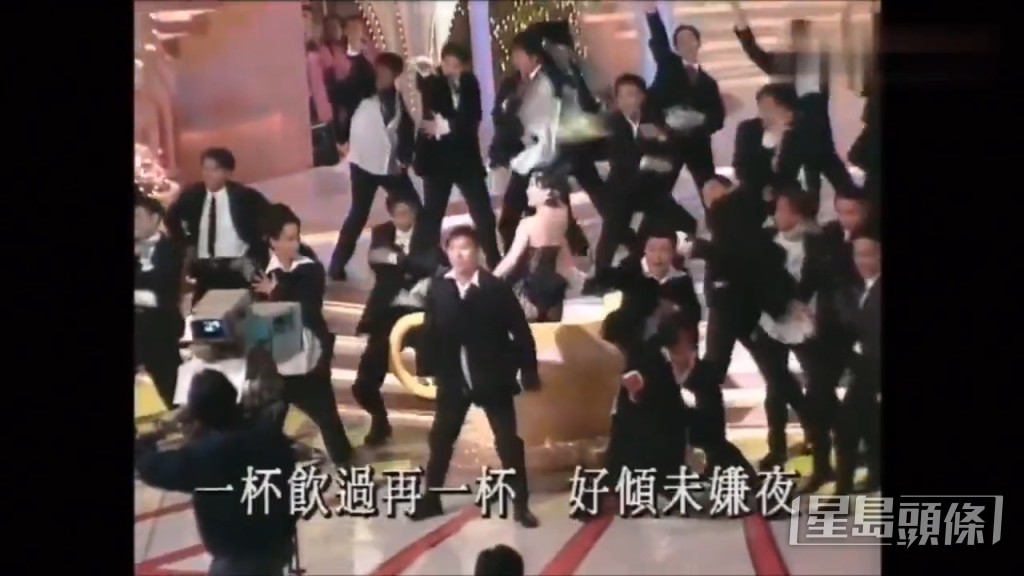 【1994年】要數經典唱歌畫面,一定有「阿姐」汪明荃表演《迷人Pink Lady》和《熱咖啡》,當時更有仍未晒黑的古天樂、許志安、張智霖、蘇永康、梁漢文等28位猛男伴舞!