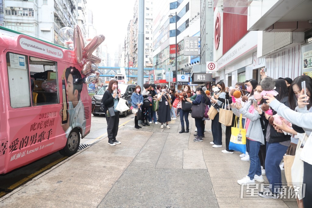 「教主雪糕車全港遊」活動吸引逾300人前來排隊，非常熱鬧。