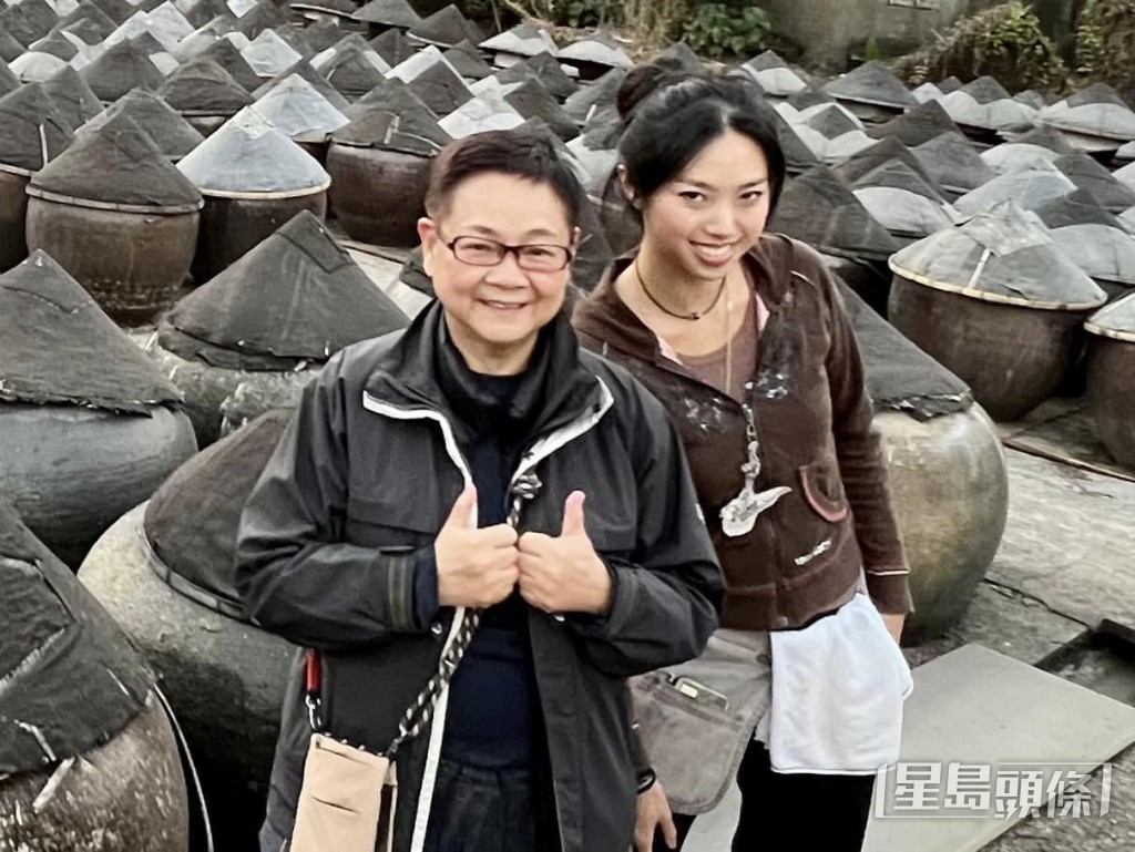 而且政府的新界東北發展計劃令這一帶的老醬園都逃不過清拆命運，外界都好關注「調源」醬油廠會否受影響，不過在訪問中呂康玲都不會談及自己的家世，可見她非常低調。