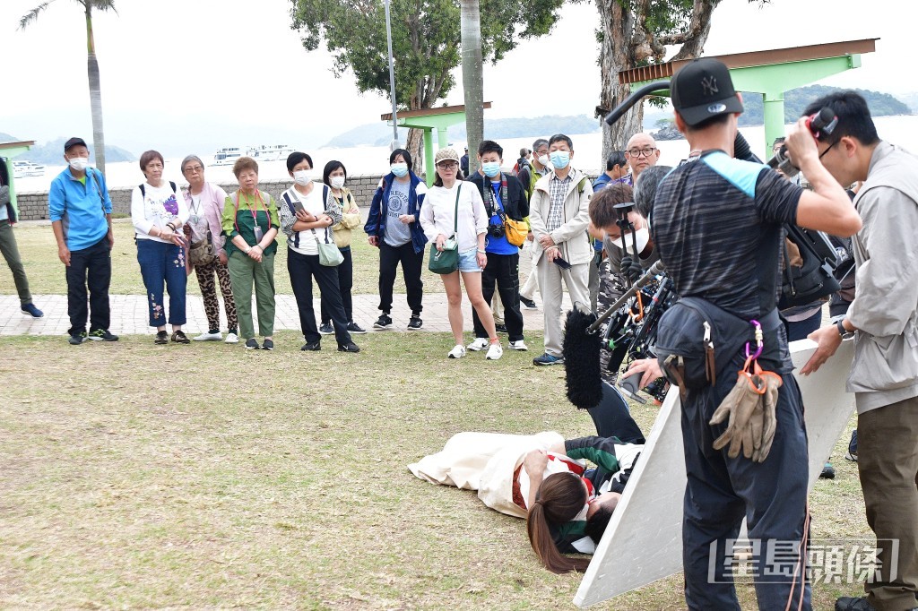 現場有不少途人圍觀,但見兩人深情互望亦毫不尷尬