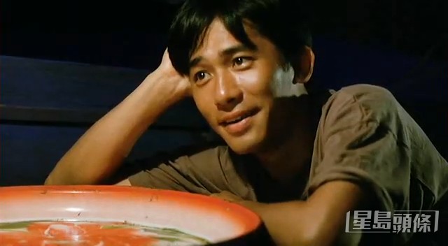 陳少霞在1993年憑電影《哥哥的情人》飾演大澳漁村少女入行，戲中與梁朝偉有不少對手戲。