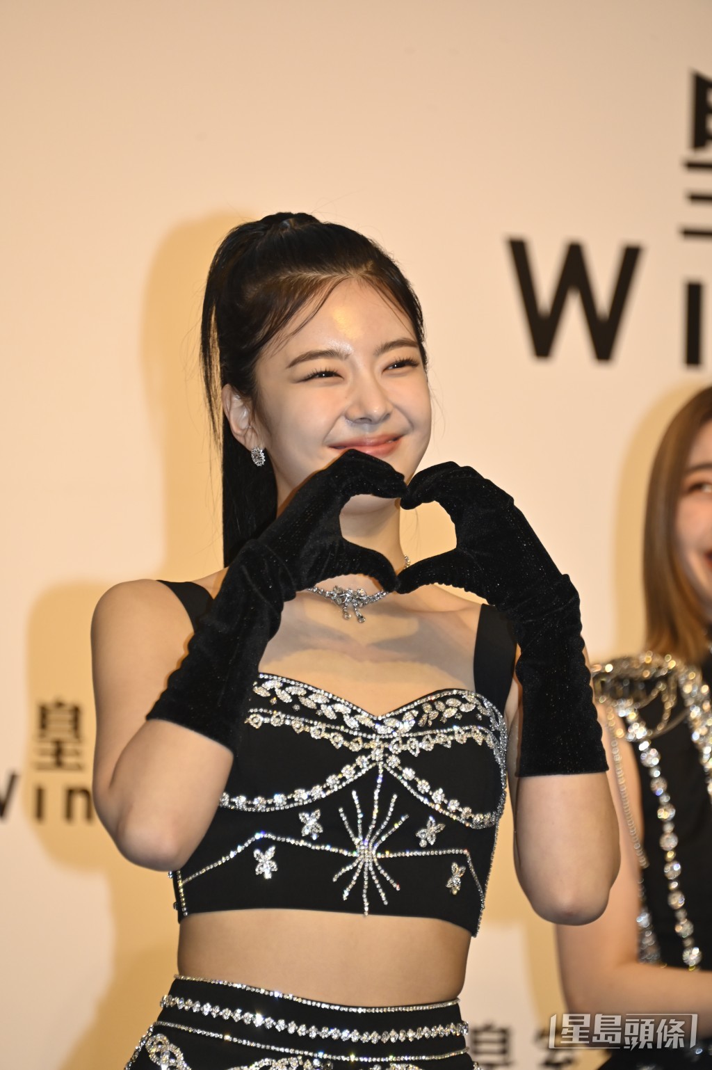 ITZY五成员有娜、留真、礼志、Lia、彩铃齐齐性感小背心兼骚腿现身。