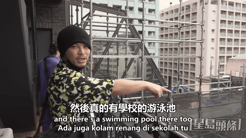 然後佢發現，在旁邊竟然有一個真正的學生游泳池。